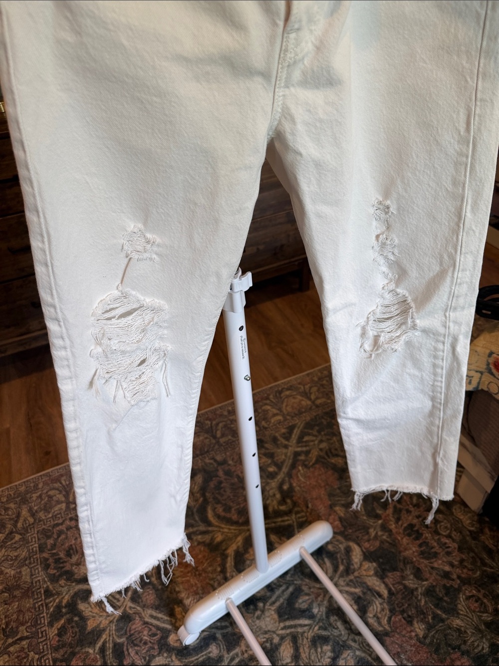 Levi's White Distressed Cropped Jeans - Picture 4 of 7